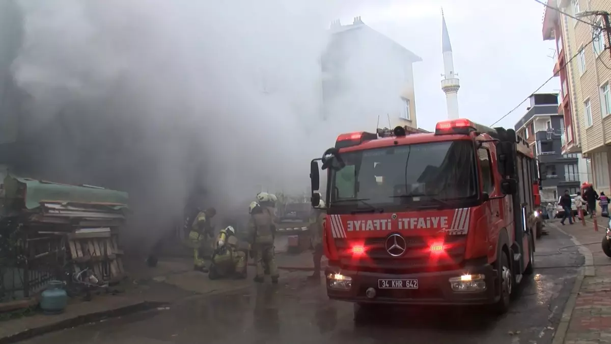 Çekmeköy\'de Depo Yangını