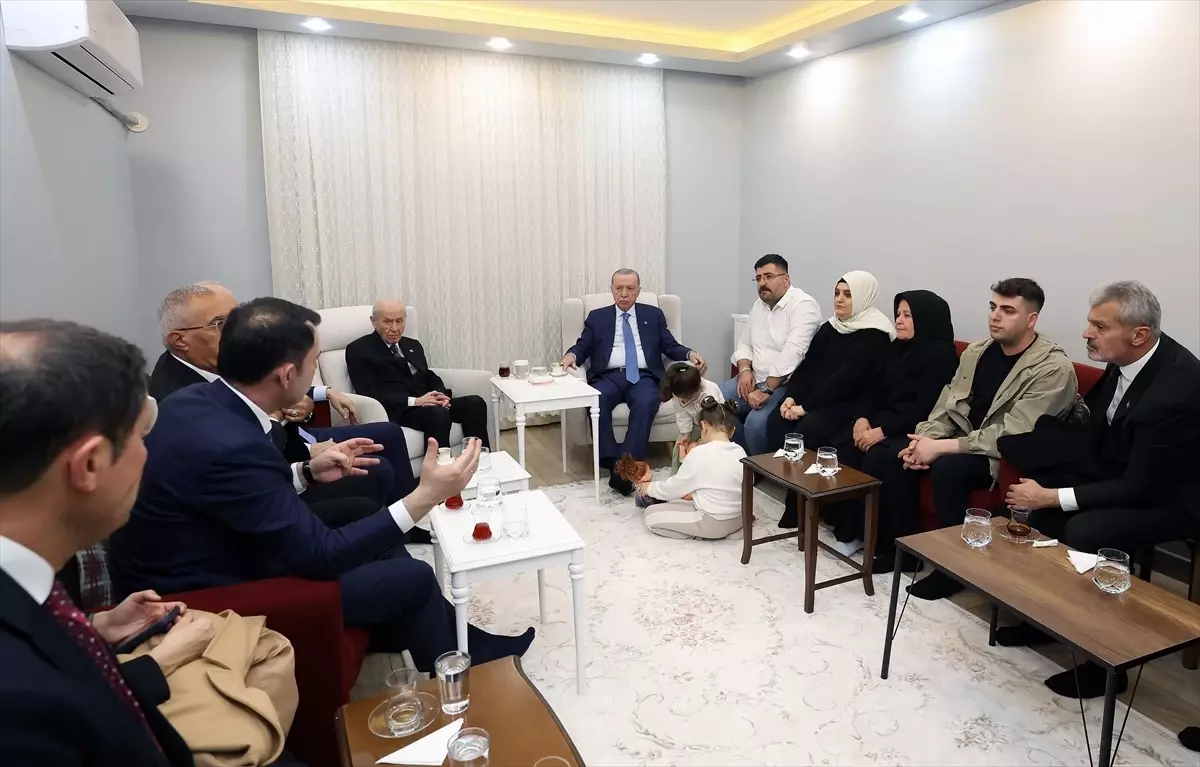 Cumhurbaşkanı Erdoğan, Hatay\'da depremzede Karakuş ailesini ziyaret etti