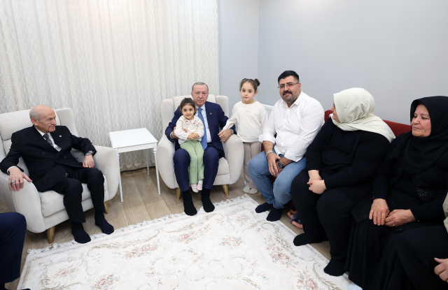 Cumhurbaşkanı Erdoğan ile MHP lideri Bahçeli, depremzede aileyi yeni yuvasında ziyaret etti