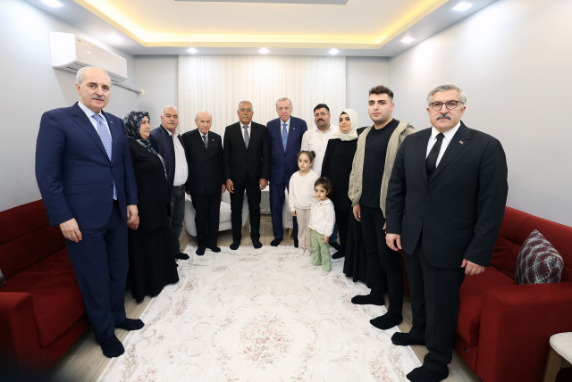 Cumhurbaşkanı Erdoğan ile MHP lideri Bahçeli, depremzede aileyi yeni yuvasında ziyaret etti