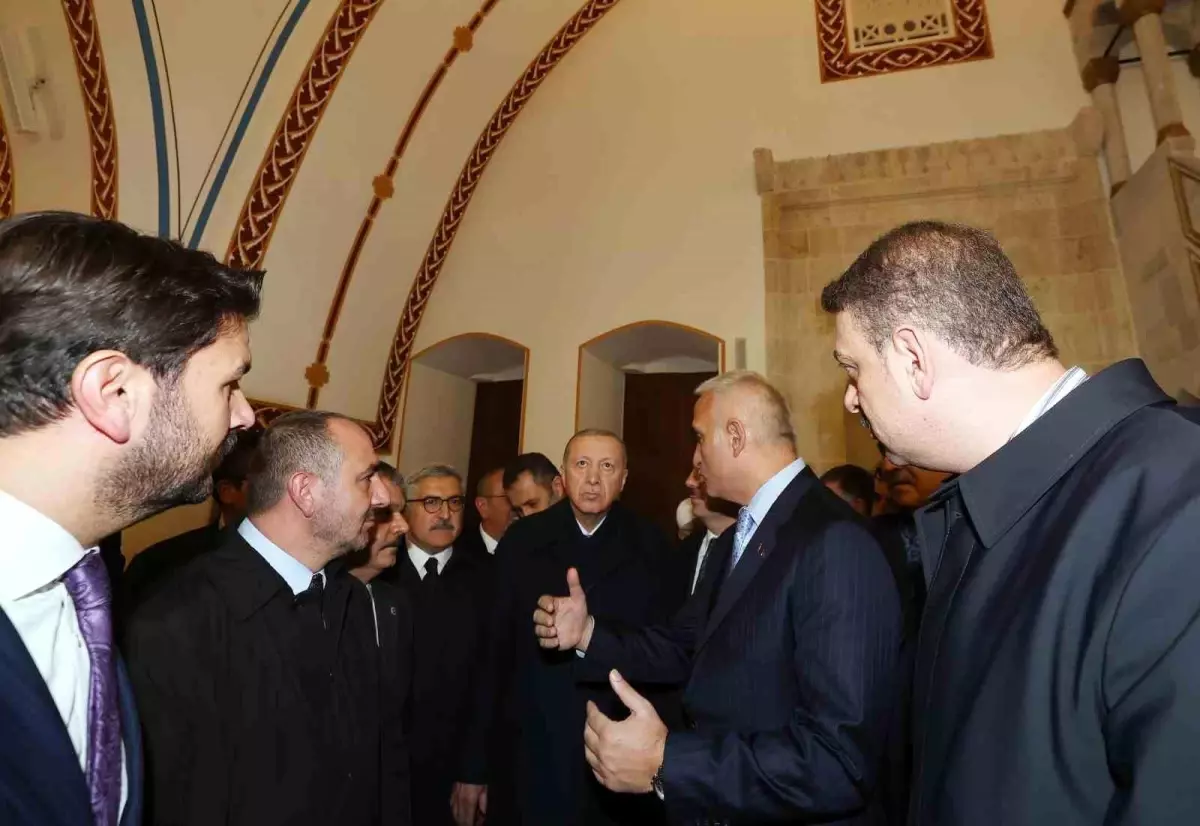 Cumhurbaşkanı Erdoğan\'ın butona basmasıyla tarihin aydınlatılan ilk caddesi olan Kurtuluş Caddesi\'nde yeniden ışıklar yandı