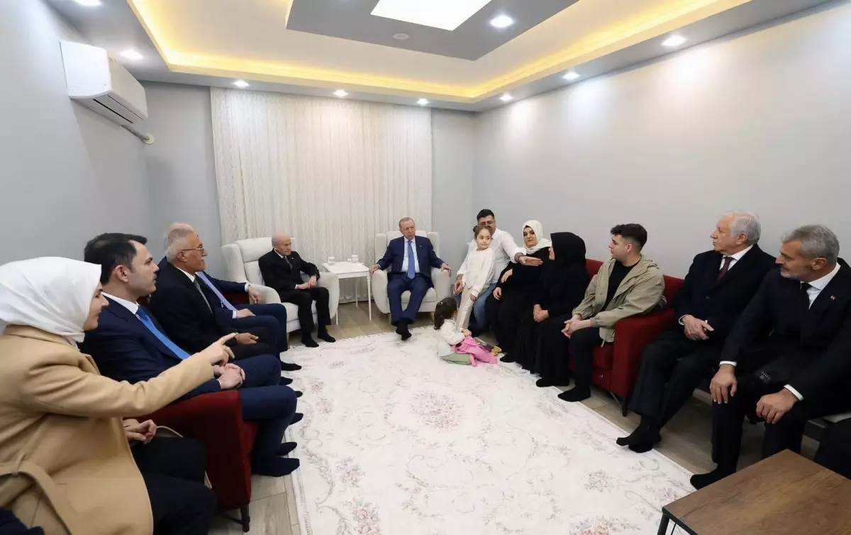 Cumhurbaşkanı Erdoğan: Sözlerimizi tutmanın bahtiyarlığıyla aziz milletimizin karşısındayız