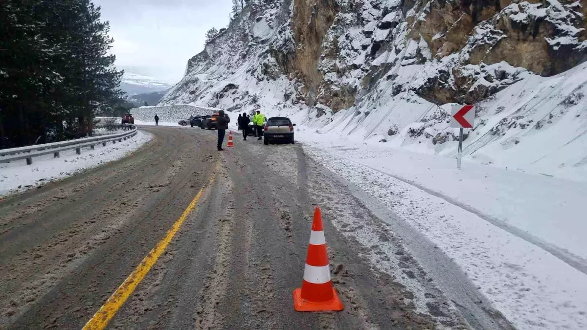 Kütahya\'da Kar Kazası: 5 Araç Hasar Gördü