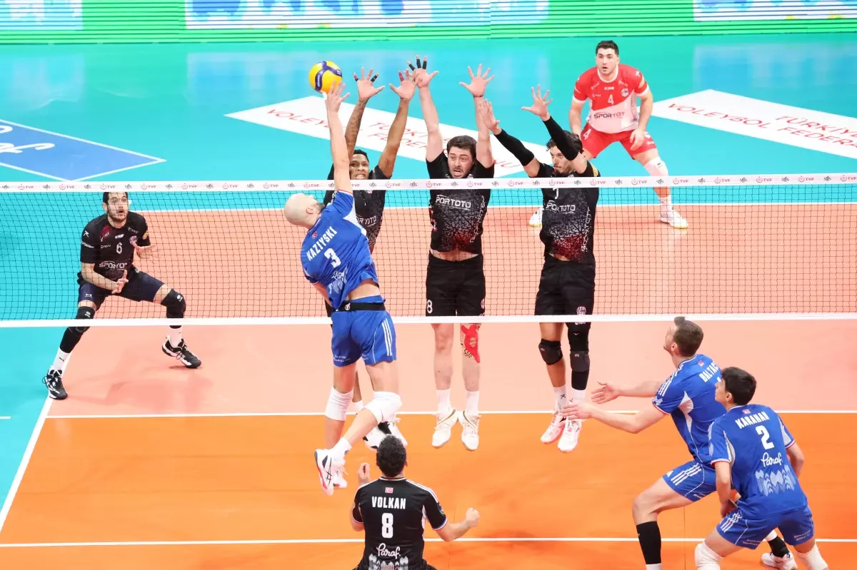 Efeler Ligi\'nde İlk Devre Tamamlandı