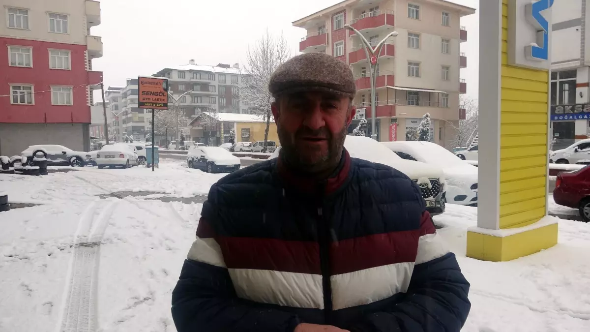 Erciş\'te Kar Yağışı Sevinçle Karşılandı