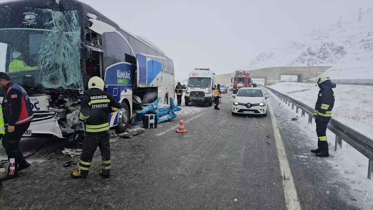 Erzincan\'da Otobüs Tıra Çarptı: 3 Yaralı