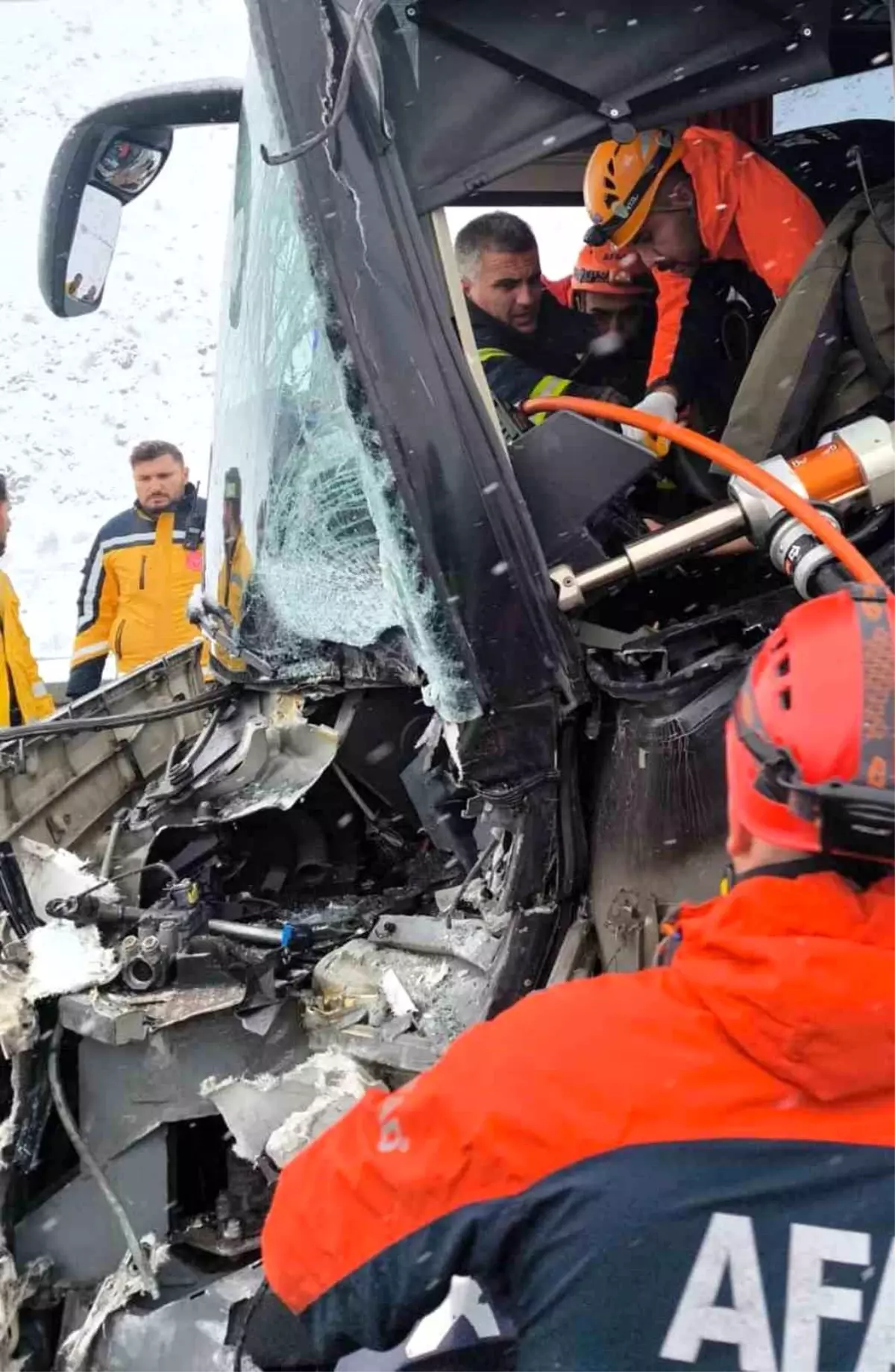 Erzincan\'da Otobüs Tıra Çarptı: 3 Yaralı