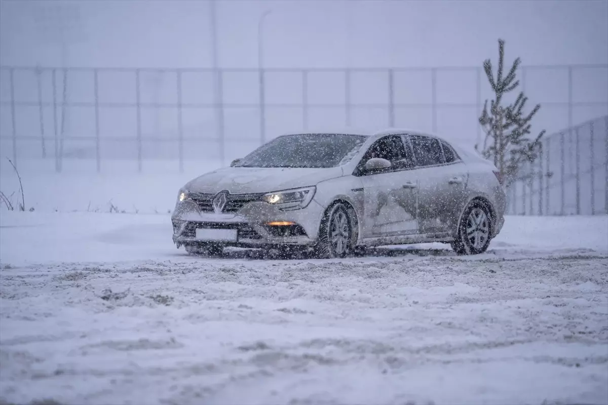 Erzurum\'da Yoğun Kar Yağışı Hayatı Etkiliyor