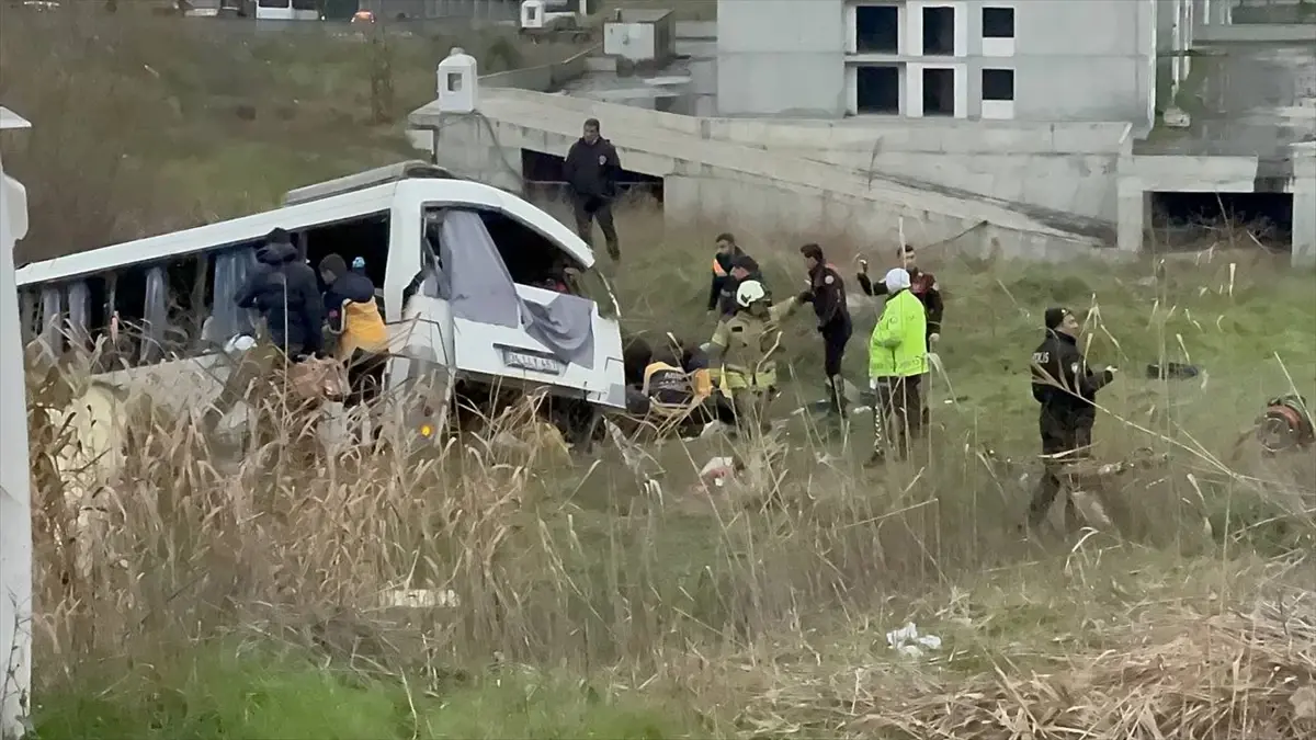 Esenyurt\'ta Servis Midibüsü Devrildi