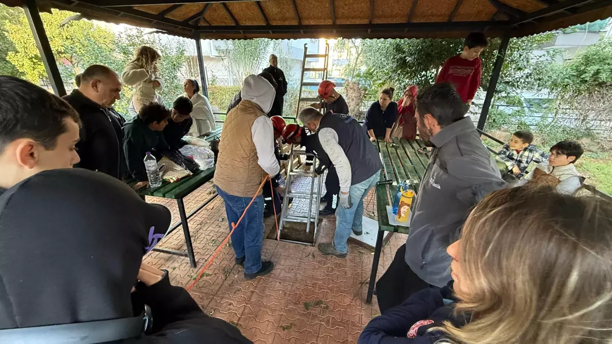 Antalya\'da Foseptiğe Düşen Çocuk Kurtarıldı