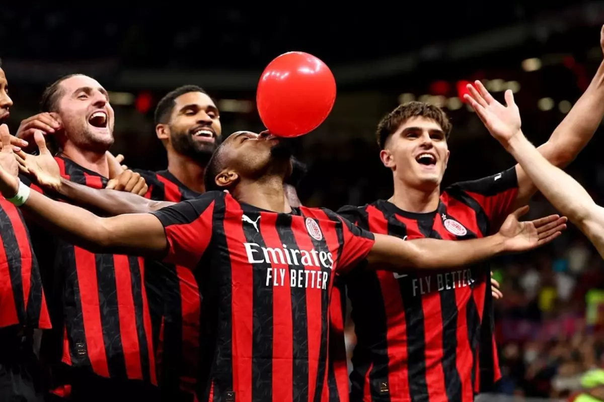 Galatasaray ve Fenerbahçe\'ye aynı isim! 80 milyon euroluk yıldız, "İstanbul\'a gidiyor" diyerek duyurdular