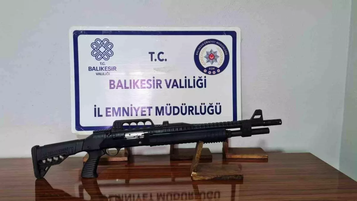 Gönen\'de Ruhsatsız Silah ve Çalıntı Motosikletler Ele Geçirildi