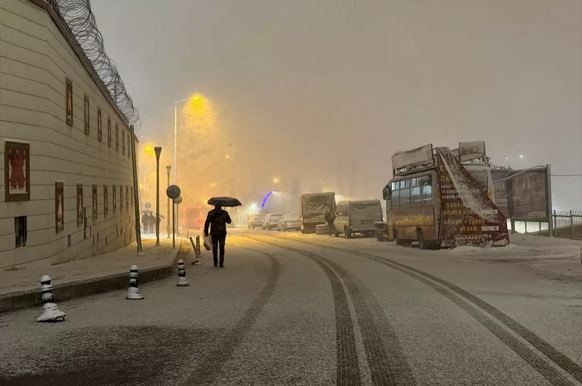 Hakkari\'de Kar Nedeniyle 72 Yerleşim Yeri Kapandı