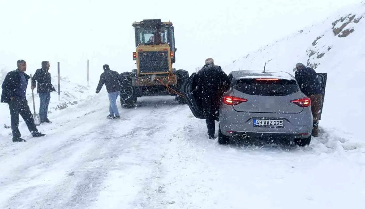 Muş\'ta Kar Yağışı Sebebiyle Yol Kapandı