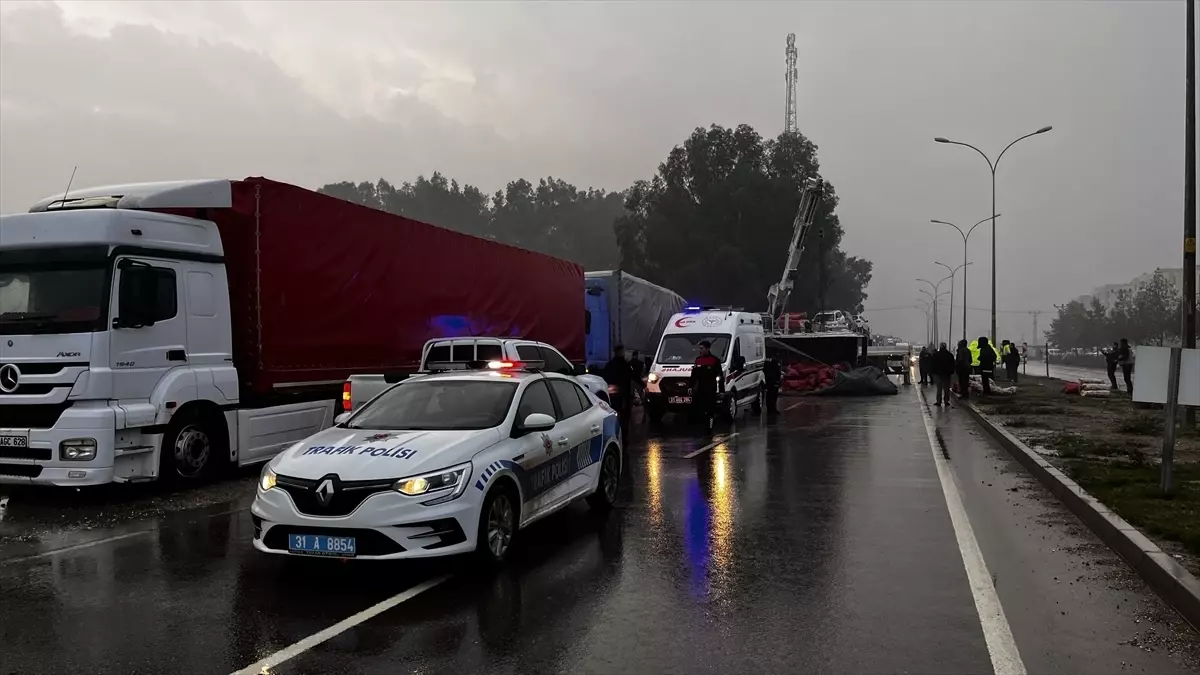 Kırıkhan\'da Kamyon Tıra Çarptı: 2 Yaralı