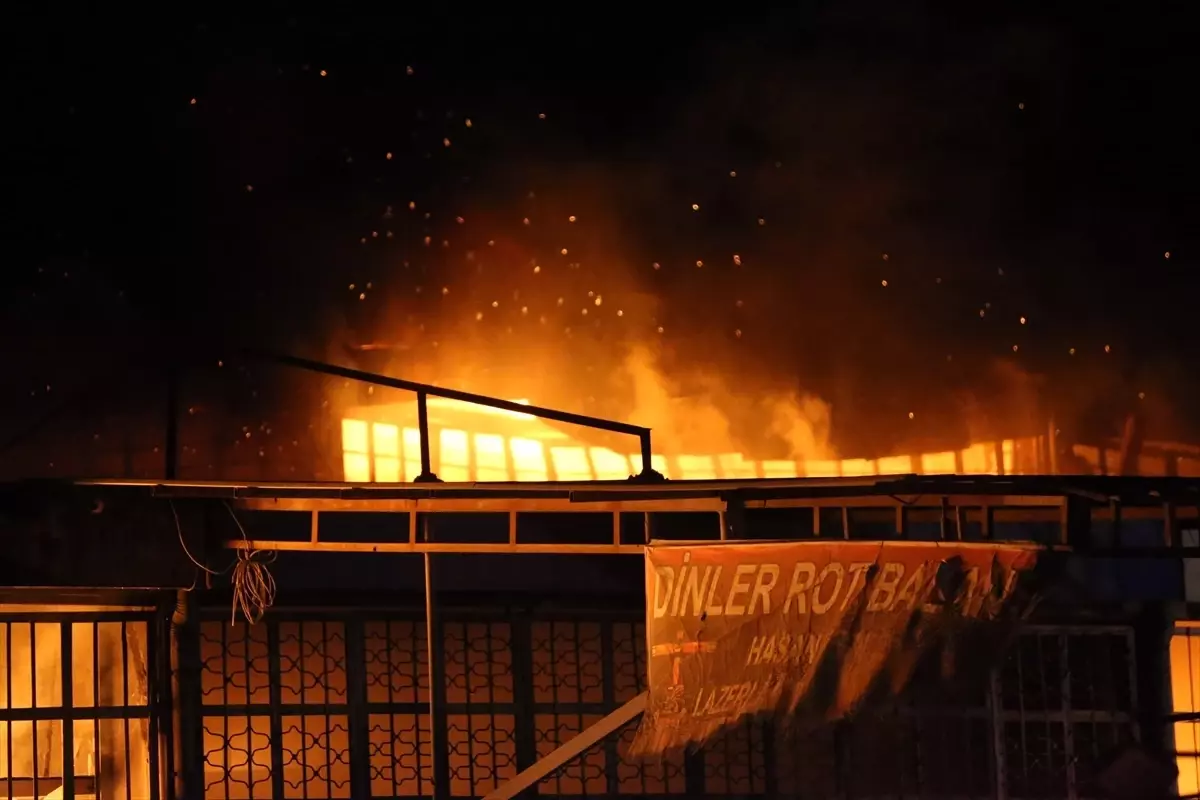 Antakya\'da Yangın: 3 Tamirhane Etkilendi