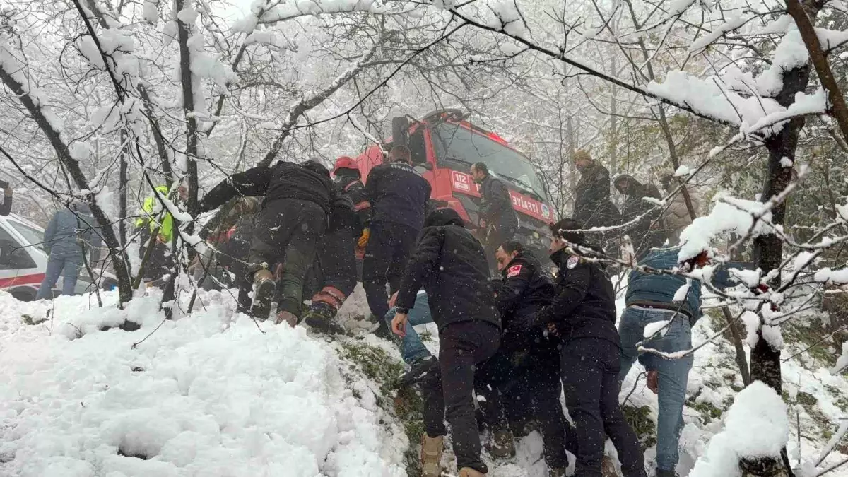 Hendek\'te Kar Kazası: 3 Yaralı