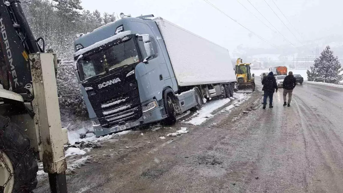 Mudurnu-Nallıhan Yolu\'nda Tır Devrildi