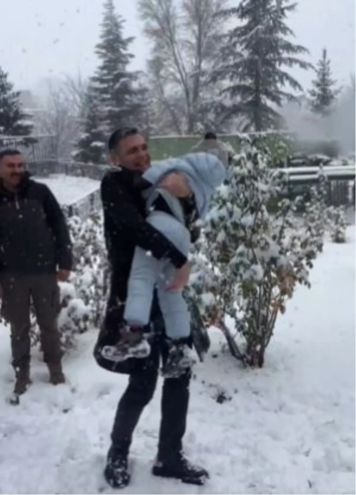 Kayseri Emniyet Müdürü, şehit çocukları ile kar topu oynadı