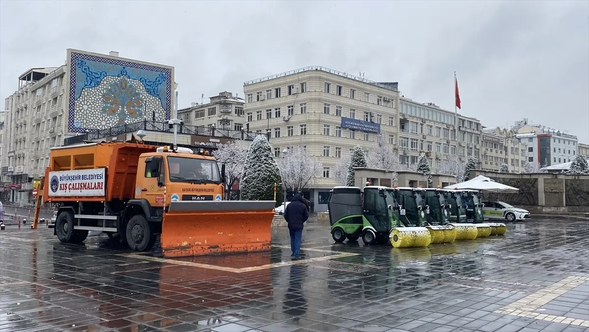 Kayseri ve Yozgat\'ta Kar Yağışı Etkili Oluyor