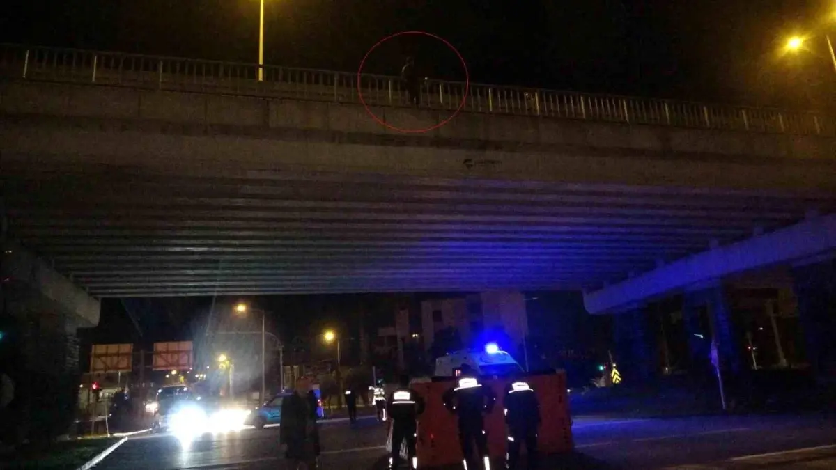 Köprüye çıkan kadını polis ölümün ucundan aldı, izleyenlerin arasından çıkan sözler pes dedirtti