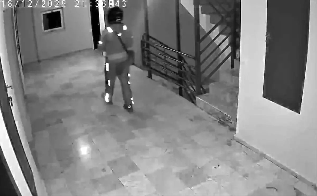 Kurye Merdivenlere Tuvaletini Yaptı