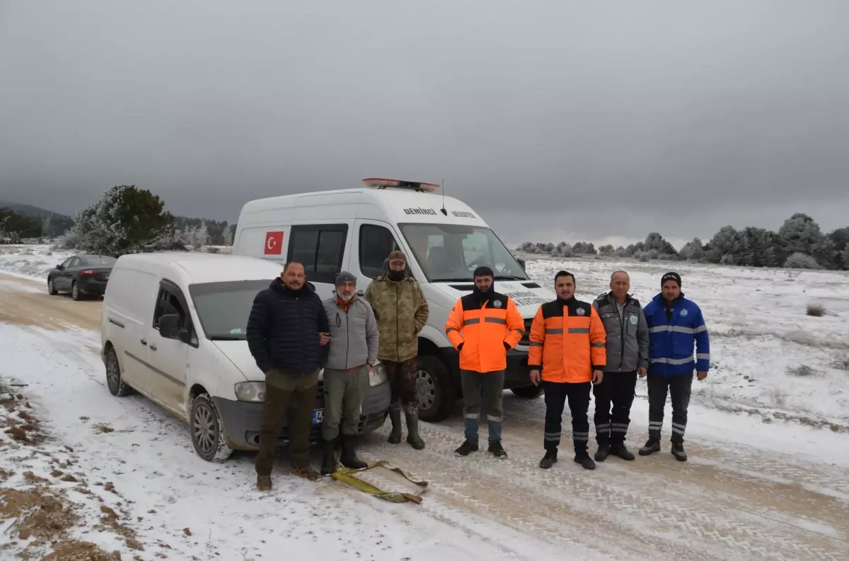 Kar Yağışı Altında Mahsur Kalan 3 Avcı Kurtarıldı