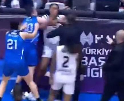 Mersin'de kadınlar basketbol maçında oyuncular arasında kavga çıktı! Bir sporcu hastaneye kaldırıldı