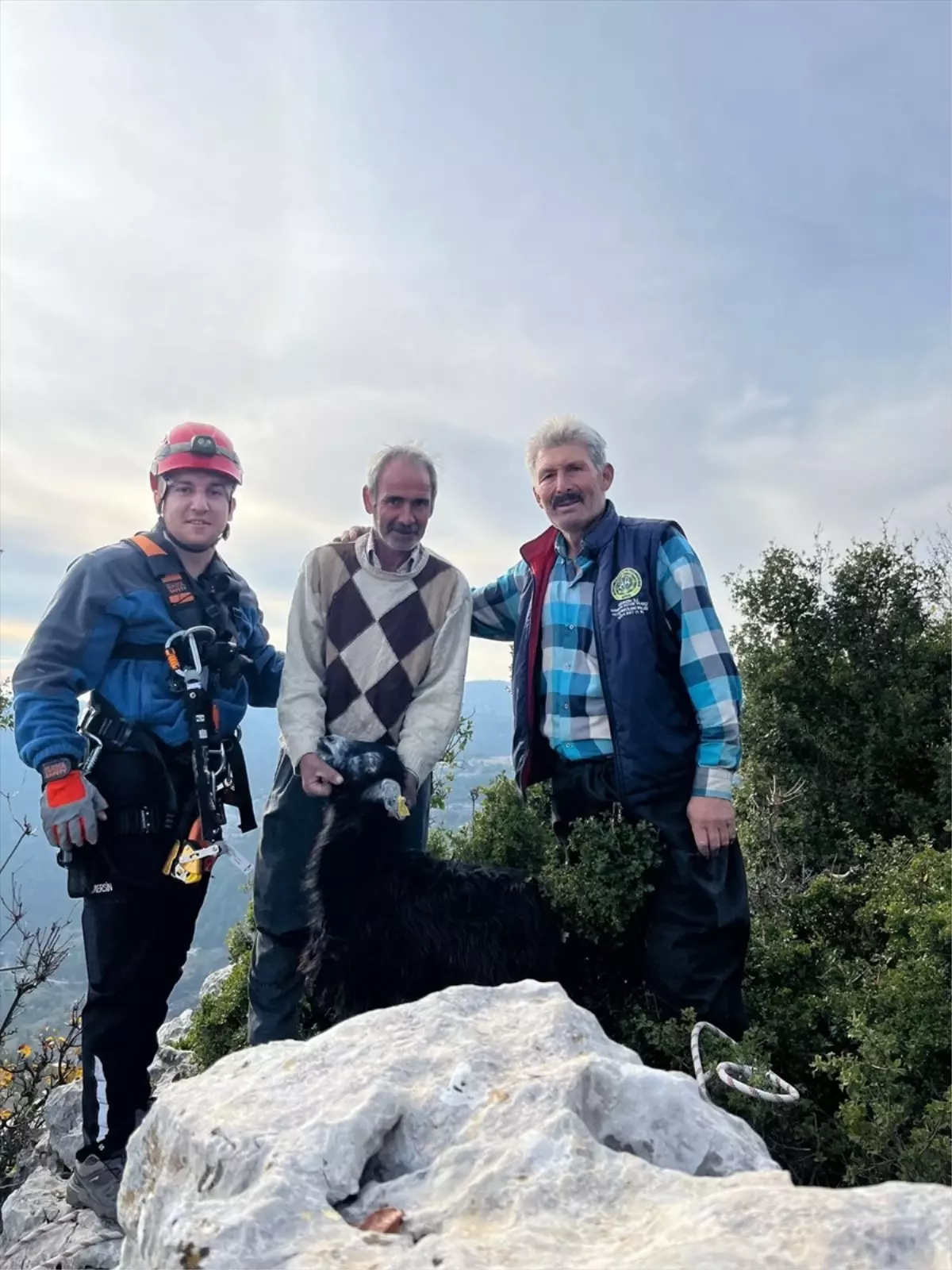 Uçurumda Mahsur Kalan 2 Keçi Kurtarıldı