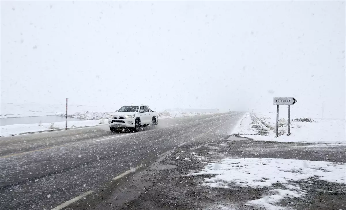 Muş\'ta Kar Yağışı Ulaşımı Olumsuz Etkiledi