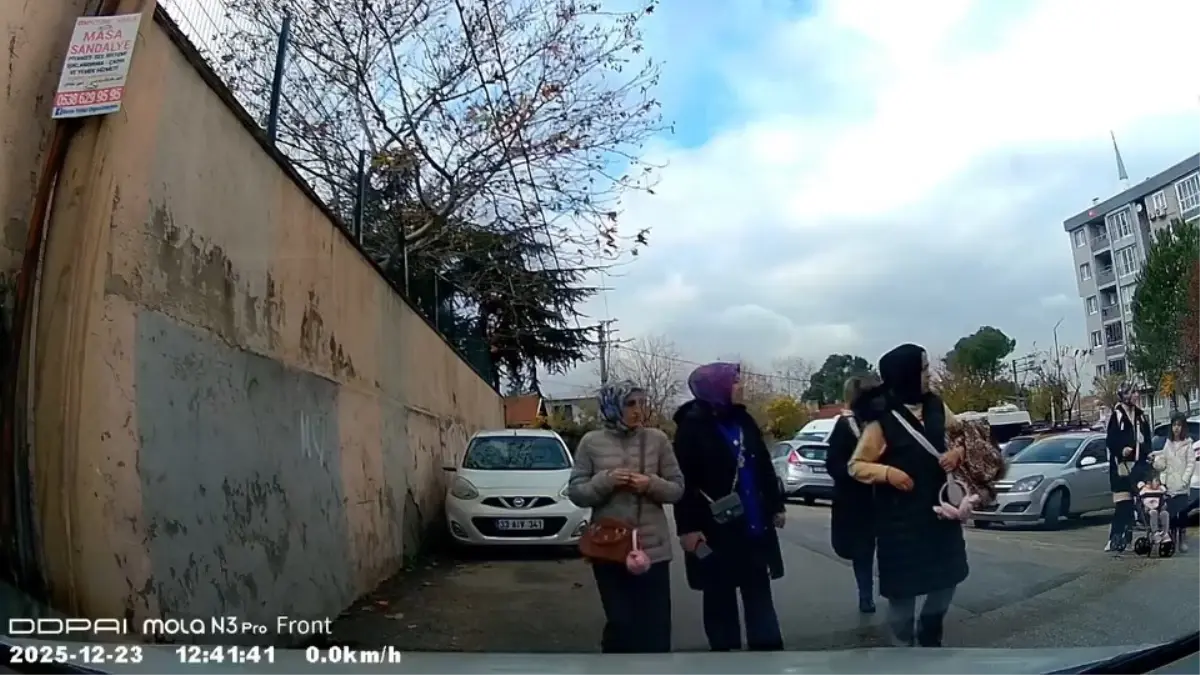 Okuldan çıkan öğrencilerin üzerine araba sürdü