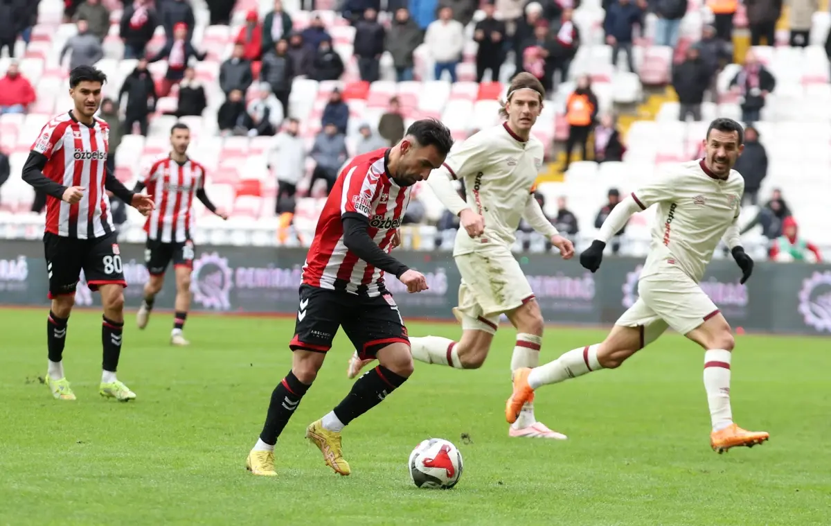 Sivasspor, Bandırmaspor\'u 2-0 ile geçerek yarıyı 25 puanla kapattı