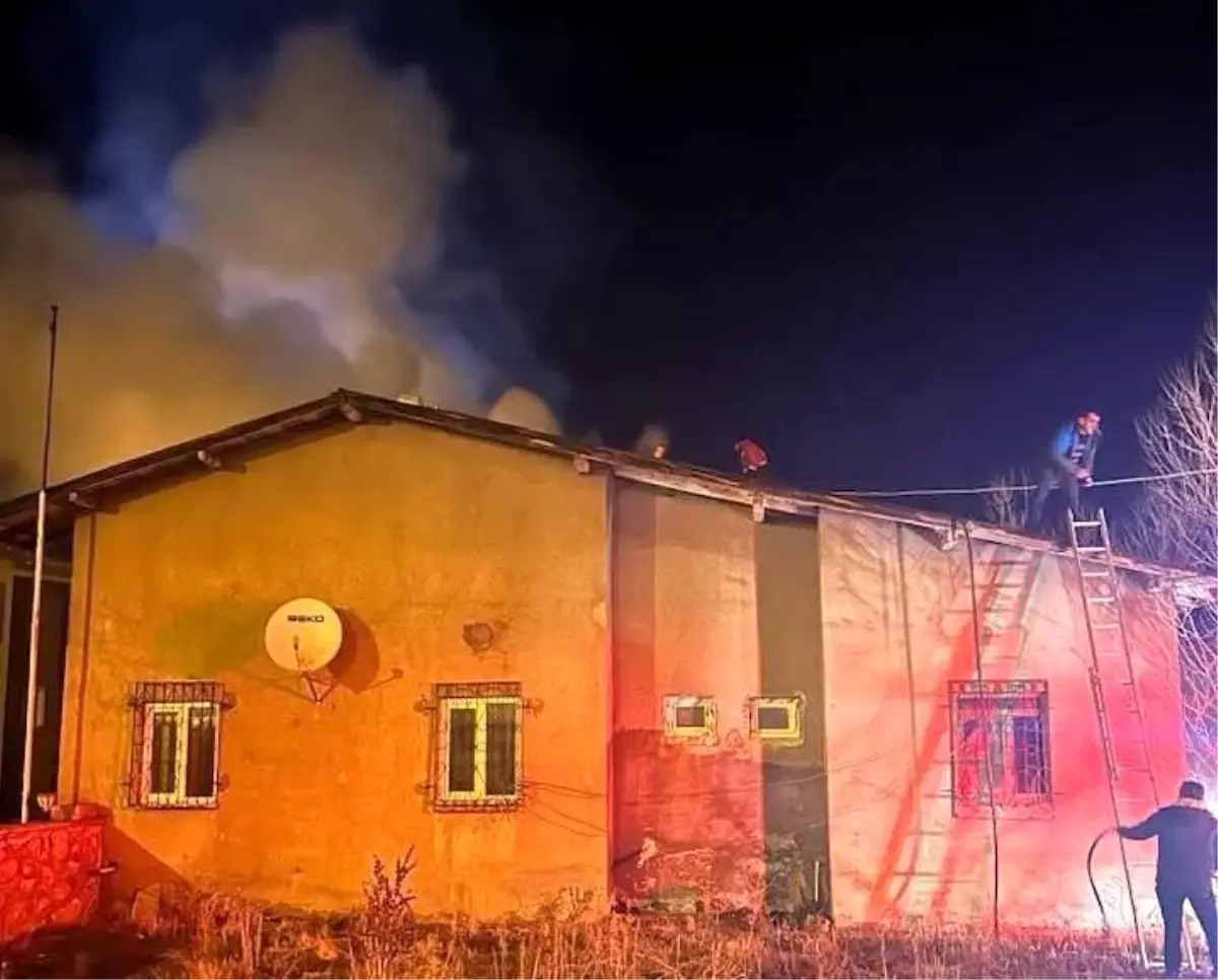 Refahiye\'de köy konağı eklentisinde yangın