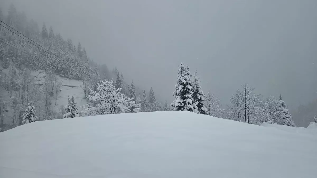 Rize\'nin Yaylaları Karla Beyaza Büründü