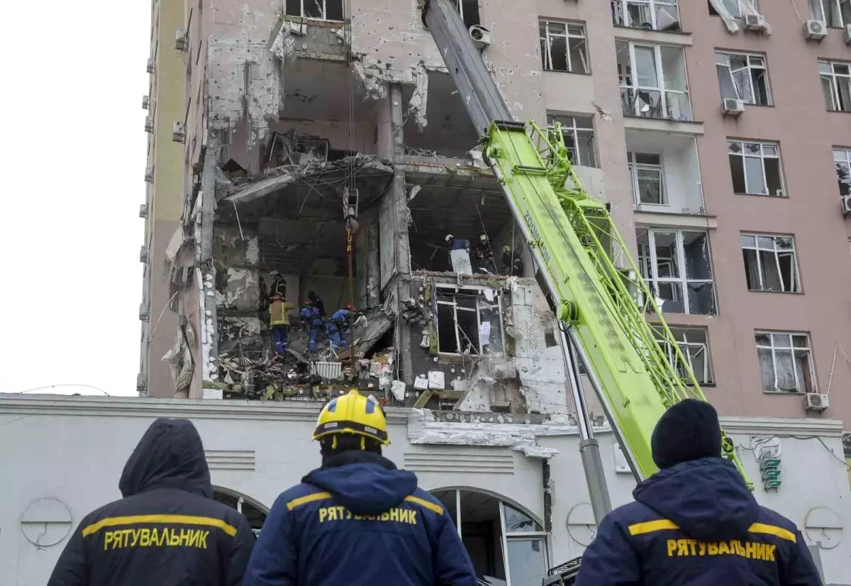 Rusya, Zelenskiy-Trump görüşmesi öncesinde Ukrayna\'yı vurdu: 1 ölü, 30 yaralı