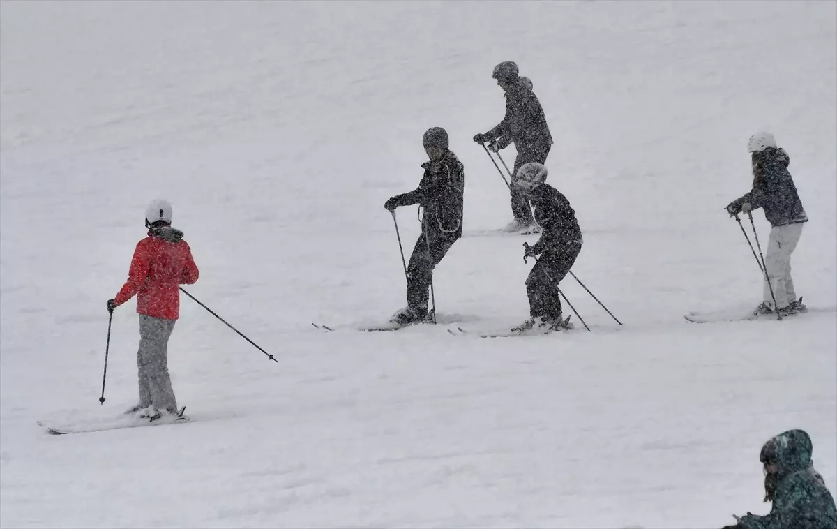 Sarıkamış Kayak Merkezi\'nde Hafta Sonu Yoğunluğu