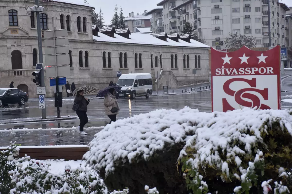 Sivas\'ta 136 Yerleşim Yeri Yoluna Kar Engeli