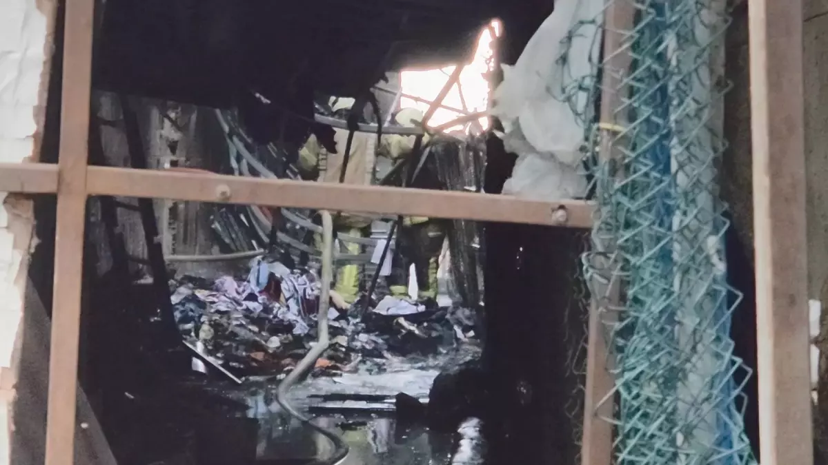 Sultangazi\'de Yangın: 3 Kişi Hastaneye Kaldırıldı