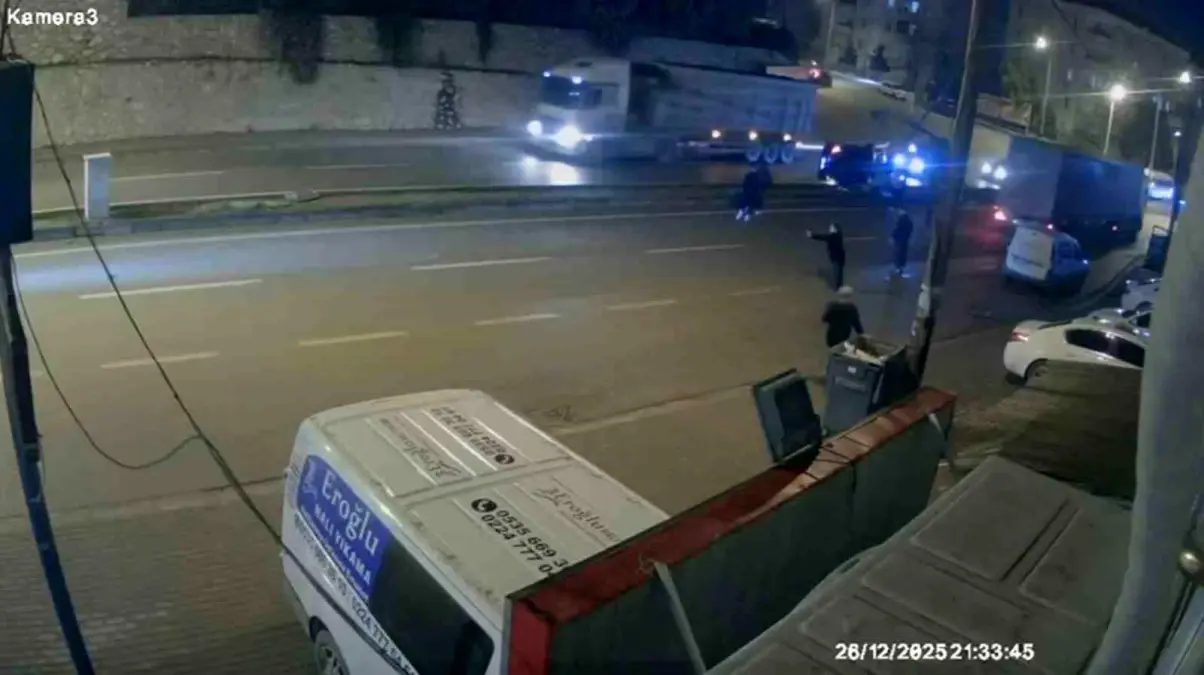 İnegöl\'de Takla Atan Araç Aydınlatma Direğine Çarptı