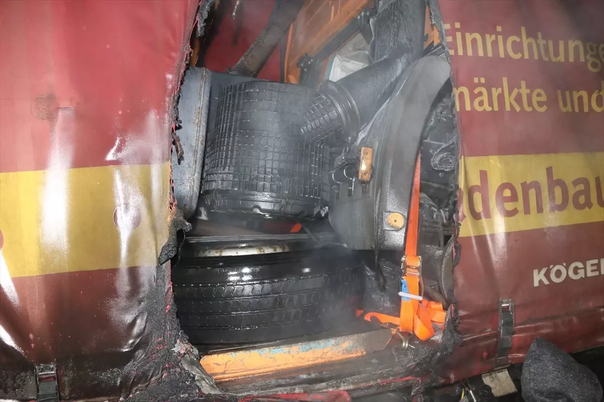 Taşova\'da Tır Dorsesinde Yangın