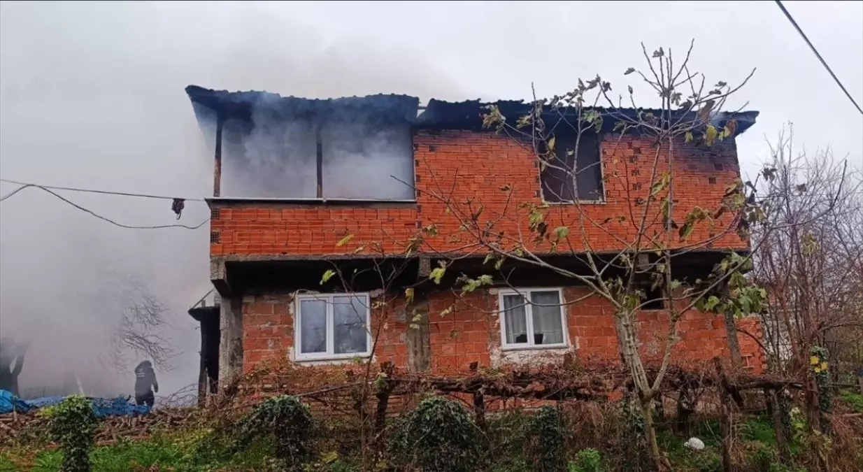 Samsun\'da Yangın: İki Katlı Evde Hasar