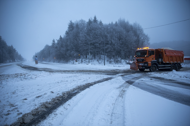 Türkiye'nin ana arterinde kar kalınlığı 10 santime ulaştı