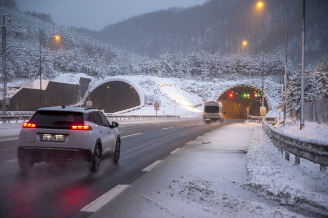 Türkiye'nin ana arterinde kar kalınlığı 10 santime ulaştı