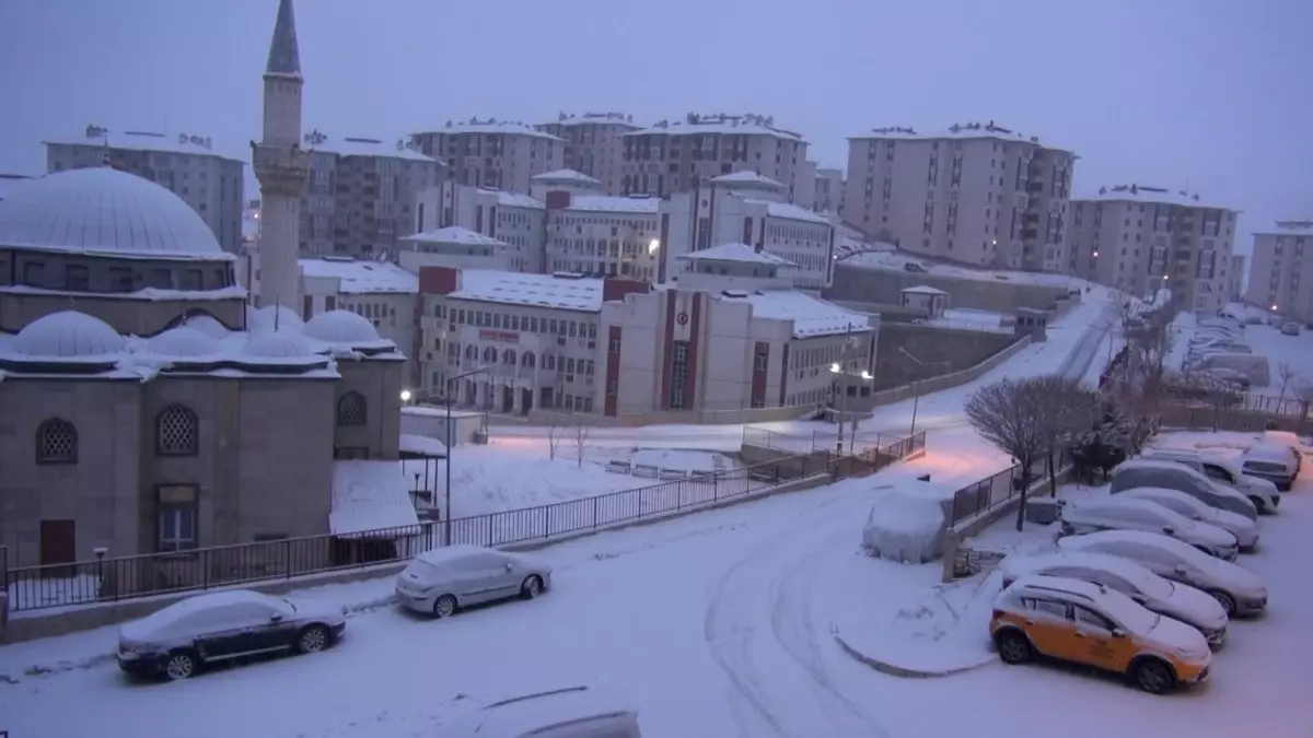 Yüksekova\'da Kar Yağışı Etkili Oldu