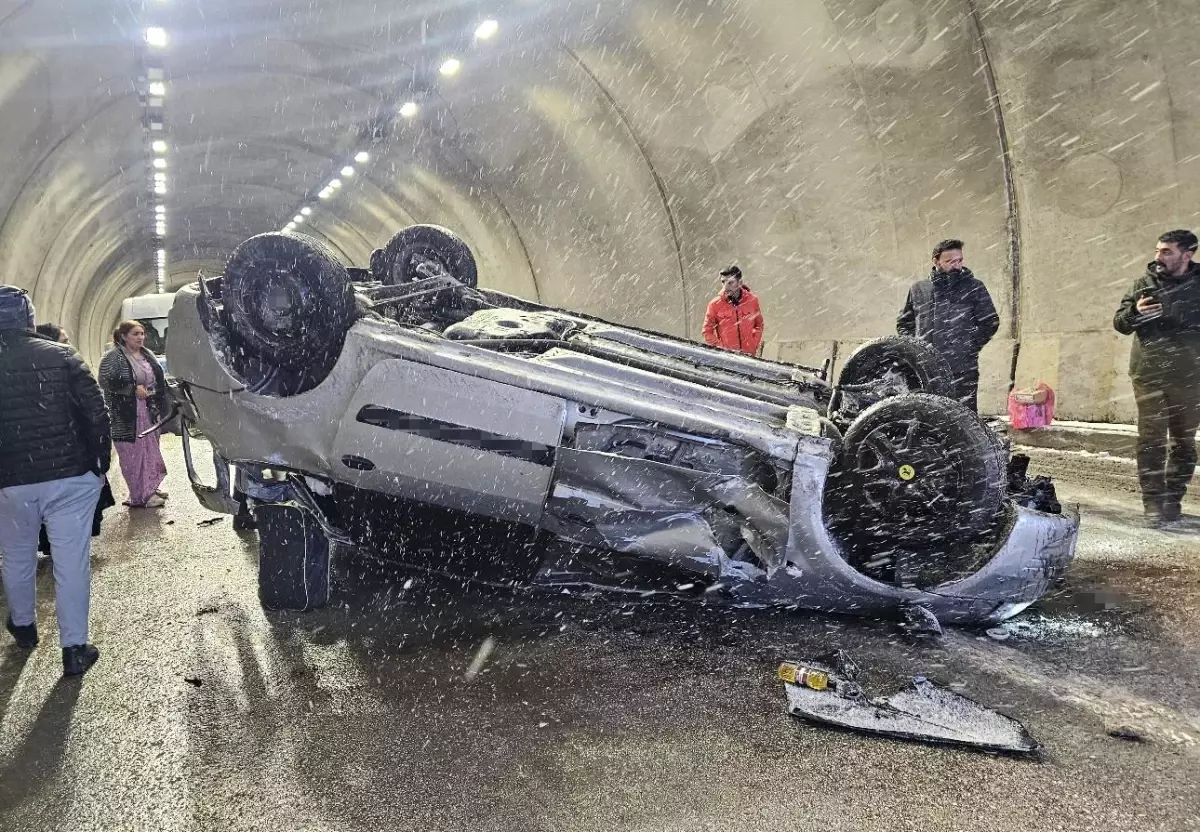 Yüksekova\'da Trafik Kazası: 3 Yaralı