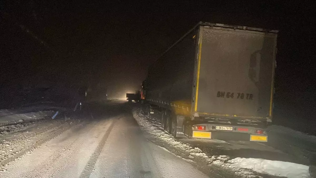 Tendürek Geçidi\'nde Kar Krizi