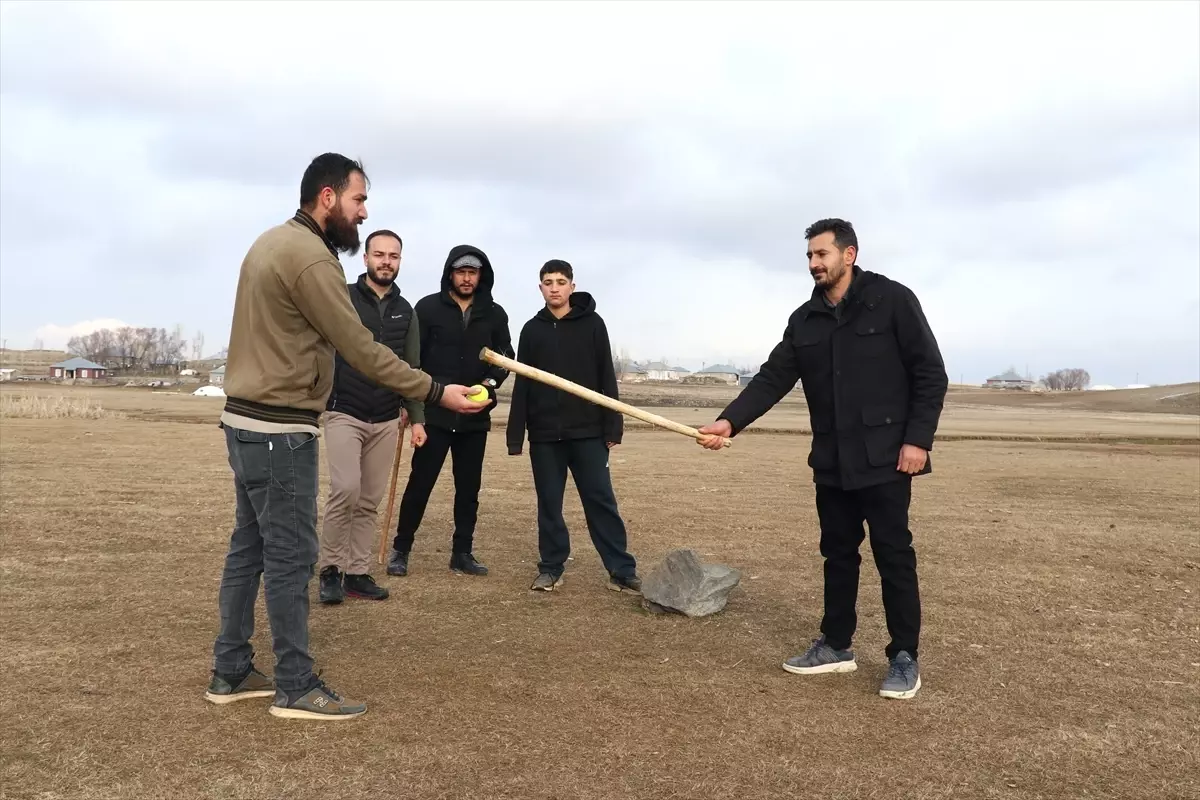 Gençler Kışın \'Topa Dara\' Oynuyor