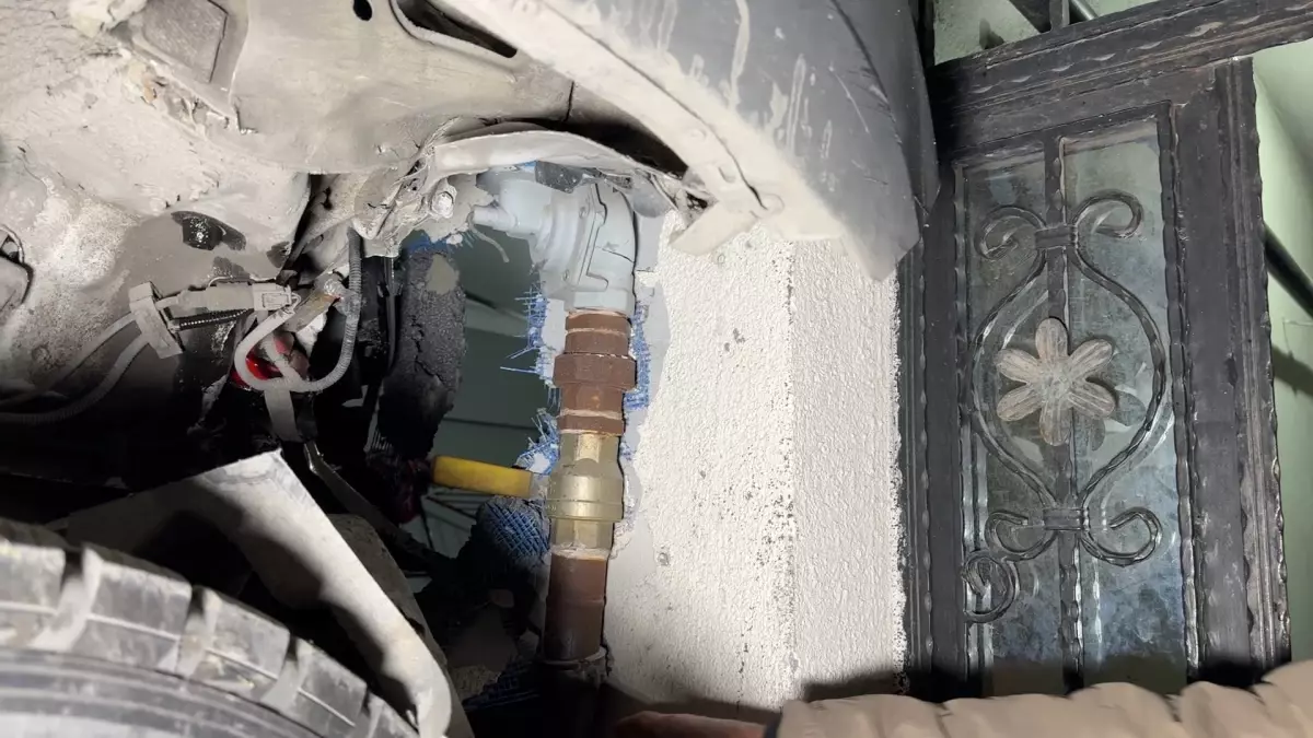 Park Halindeki Minibüs Eve Çarptı