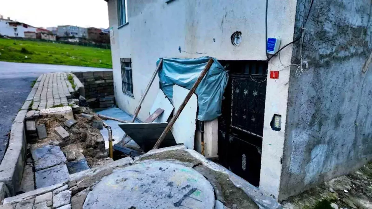 Park Halindeki Araç Binaya Daldı