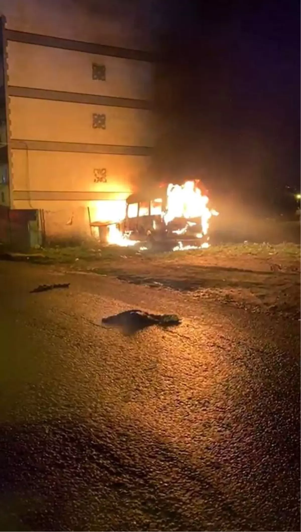 Avcılar\'da Seyir Halindeki Minibüs Yandı